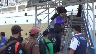 Pelabuhan Soekarno Hatta Ramai, Kapal Tillongkabila di Makassar Menuju Sumbawa Langsung Diserbu