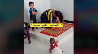 Tak Konsenterasi Salat Lihat Adik Merangkak, Tingkah Panik Bocah Laki-Laki Ini Bikin Gemas