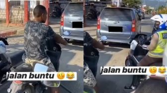 Naik Motor Tanpa Pelat dan Tak Pakai Helm, Pria Ini Ketar-ketir Terkepung Polisi, Warganet: Skakmat