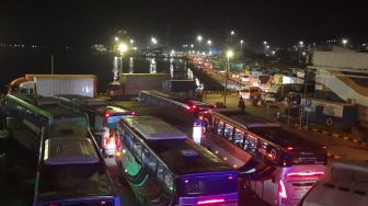 Mudik Lebaran, Pelabuhan Merak Macet Parah Hingga 2 Kilometer, Mobil Pribadi dan Truk Logistik Tertahan Berjam-Jam