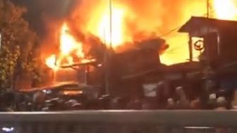 Rumah di Kawasan Pasar Gembrong Terbakar, Belasan Unit Damkar dan Puluhan Petugas Dikerahkan