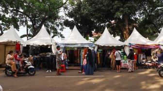 Warga mengunjungi bazar ramadhan di Monumen Pancasila Sakti, Lubang Buaya, Jakarta Timur, Minggu (24/4/2022). [Suara.com/Alfian Winanto]