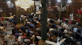 Umat Muslim berdoa saat bulan suci Ramadhan di Masjid Khanqah Shah, Srinagar, India, Rabu (13/4/2022). [TAUSEEF MUSTAFA / AFP]