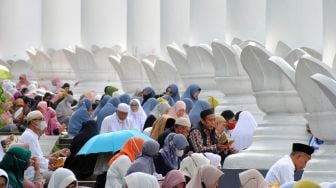 Sejumlah peserta membaca Al Quran saat Bogor Ngaos Al Quran di Lawang Salapan, Kota Bogor, Jawa Barat, Minggu (24/4/2022). [ANTARA FOTO/Arif Firmansyah/YU]