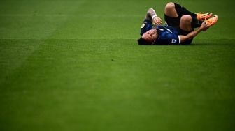 Reaksi pemain depan Inter Milan Lautaro Martinez saat pertandingan sepak bola Serie A Liga Italia antara Inter Milan dan AS Roma di stadion San Siro, Milan, Italia, Sabtu (23/4/2022). [MARCO BERTORELLO / AFP]