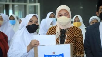 Peduli terhadap Pekerja, Menaker Salurkan Paket Sembako Ramadhan di Surabaya