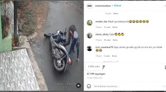 Tergelincir, Wanita Berhijab Ini Jatuh Terpelanting dengan Gaya, Warganet: Ngedrift Ala Motor