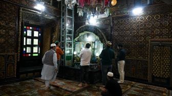 Umat Muslim berdoa saat bulan suci Ramadhan di Masjid Khanqah Shah, Srinagar, India, Rabu (13/4/2022). [TAUSEEF MUSTAFA / AFP]