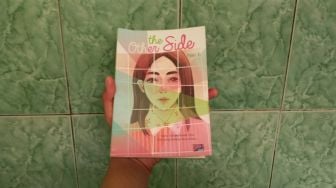 Rahasia Kepribadian di Balik Loker, Ulasan Novel The Other Side