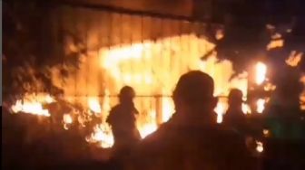 BREAKING NEWS! Kebakaran Hebat Melanda Sebuah Rumah Warga di Magelang