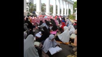 Sejumlah peserta membaca Al Quran saat Bogor Ngaos Al Quran di Lawang Salapan, Kota Bogor, Jawa Barat, Minggu (24/4/2022). [ANTARA FOTO/Arif Firmansyah/YU]