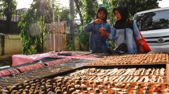 Warga mengunjungi bazar ramadhan di Monumen Pancasila Sakti, Lubang Buaya, Jakarta Timur, Minggu (24/4/2022). [Suara.com/Alfian Winanto]