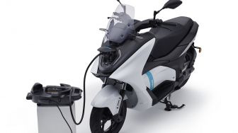 The Best 5 Oto: Skuter Listrik Yamaha E01, 55 Bengkel Siaga Suzuki, Aplikasi Digital Saat Mudik Pakai Kendaraan Pribadi