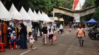 Warga mengunjungi bazar ramadhan di Monumen Pancasila Sakti, Lubang Buaya, Jakarta Timur, Minggu (24/4/2022). [Suara.com/Alfian Winanto]