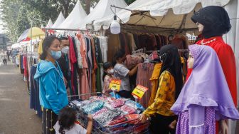 Warga mengunjungi bazar ramadhan di Monumen Pancasila Sakti, Lubang Buaya, Jakarta Timur, Minggu (24/4/2022). [Suara.com/Alfian Winanto]