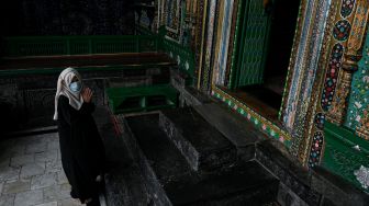 Umat Muslim berdoa saat bulan suci Ramadhan di Masjid Khanqah Shah, Srinagar, India, Rabu (13/4/2022). [TAUSEEF MUSTAFA / AFP]