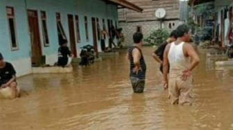 Banjir di Kecamatan Bahodopi Kabupaten Morowali Sulawesi Tengah Sampai Lutut Orang Dewasa