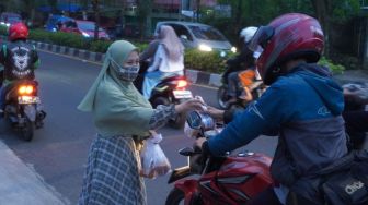Semarak Ramadhan, Brand Muslim Asyalia Gencar Bagi-bagi Takjil