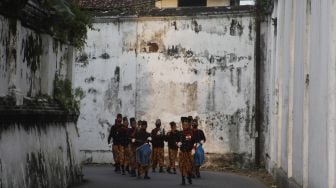 Prajurit Keraton Kasunanan Surakarta Hadiningrat mengikuti kirab saat acara atraksi hiburan di Solo, Jawa Tengah, Sabtu (23/4/2022). [ANTARAFOTO/Maulana Surya/rwa]