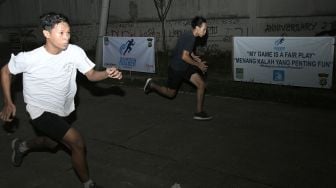 Sejumlah peserta mengikuti lomba lari jalanan di Parkir Timur Stadion Wibawa Mukti, Cikarang, Kabupaten Bekasi, Jawa Barat, Sabtu (23/4/2022). [ANTARA FOTO/ Fakhri Hermansyah/rwa]