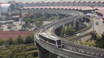 Rangkaian kereta layang (SkyTrain) melaju menuju Terminal 3 Bandara Soekarno Hatta, Tangerang, Banten, Senin (25/4/2022). [ ANTARA FOTO/Muhammad Iqbal/aww]