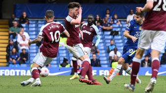 Gelandang Chelsea Christian Pulisic (kedua kanan) mencetak gol saat pertandingan sepak bola Liga Premier Inggris antara Chelsea dan West Ham United di Stadion Stamford Bridge, London, Inggris, Minggu (24/4/2022). [JUSTIN TALLIS / AFP]