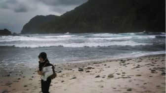 Pesona Pantai Tanjung Papuma, Pasir Putih yang Menawan