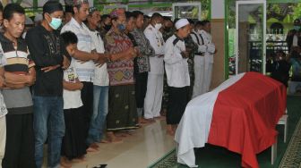 Warga dan anggota TNI melaksanakan shalat jenazah almarhum Praka Mar (Anumerta) Dwi Maftachul Ahyar di Masjid Al Abror Jalan Sumowiharjo Kecamatan Babat, Kabupaten Lamongan, Jawa Timur, Minggu (24/4/2022). [ANTARA FOTO/Serma Mar Kuwadi/MRH/foc]