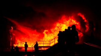 Kamis Malam, Sebuah Pabrik Di Kalideres Jakbar Terbakar, Belasan Mobil Damkar Dikerahkan