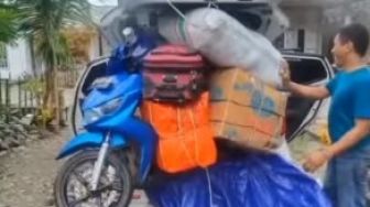 Packing Buat Mudik, Lelaki Ini Masukkan Motor Karung Hingga Kardus ke Bagasi Mobil