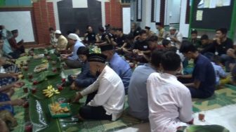 Menengok Tradisi Unik Ramadhan di Matesih Karanganyar: Bukber Beralaskan Daun Pisang untuk Sambut Pemudik