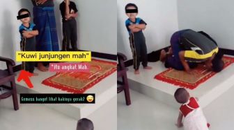 Bocah Salat Tak Fokus Gegara Lihat Tingkah Adiknya, Publik Soroti Reaksi Sang Ibu: Demi Konten