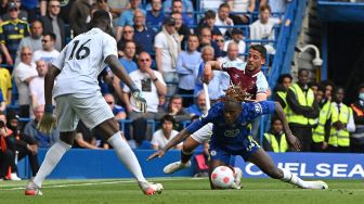 Penjaga gawang Chelsea Edouard Mendy (kiri) menyaksikan bek Chelsea Trevoh Chalobah (tengah) bertahan dari gelandang West Ham United Pablo Fornals saat pertandingan sepak bola Liga Premier Inggris antara Chelsea dan West Ham United di Stadion Stamford Bridge, London, Inggris, Minggu (24/4/2022). [JUSTIN TALLIS / AFP]