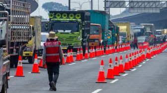 Foto udara kendaraan melaju di ruas jalan Tol saat uji coba ganjil genap di Tol Jakarta - Cikampek Karawang, Jawa Barat, Senin (25/4/2022). [ANTARA FOTO/M Ibnu Chazar/aww]