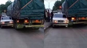 Duh Remuk! Mobil Klasik Terhimpit Truk Tronton Sampai Rusak, Warganet: Kasihan Mana Mau Lebaran