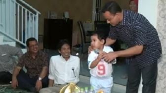 Momen Balita Rebut Mic Anies Baswedan Bikin Gemes, Warganet: Masyaallah Teduh Sekali