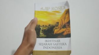 Ulasan Buku "Ikhtisar Sejarah Sastra Indonesia" Karya Ajip Rosidi