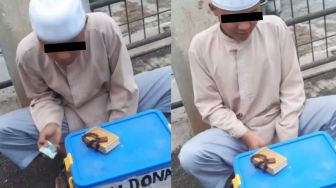 Tak Lupa Tuhan, Pemuda ini Tetap Menyempatkan Baca Al-Quran saat Jongkok Berjualan Donat di Pinggir Jalan