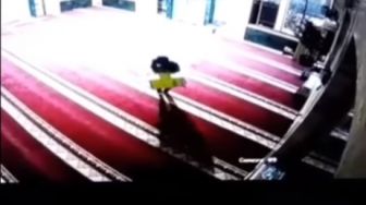 Waspada! Video Viral Lelaki Tenteng Jaket Ojol ke Masjid, Ternyata Bawa Kabur Kotak Amal