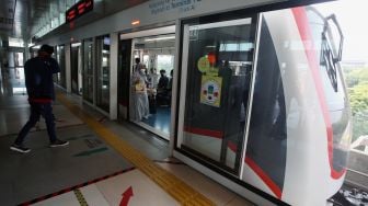 Penumpang bersiap memasuki kereta layang (SkyTrain) yang akan menuju Terminal 2 Bandara Soekarno Hatta, Tangerang, Banten, Senin (25/4/2022). [ ANTARA FOTO/Muhammad Iqbal/aww]