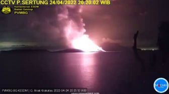 Mengeluarkan Abu Vulkanik Hitam, Gunung Anak Krakatau Berstatus Siaga
