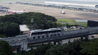 Rangkaian kereta layang (SkyTrain) melaju menuju Terminal 3 Bandara Soekarno Hatta, Tangerang, Banten, Senin (25/4/2022). [ ANTARA FOTO/Muhammad Iqbal/aww]