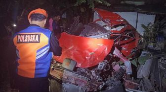 Mobil Tersambar Kereta Api di Surabaya, Sopir dan Dua Penumpang Tewas