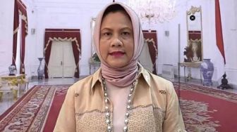 Viral Iriana Tunggu Jokowi Salat di Depan Masjid di Pinggir Jalan, Dipuji Selalu Sederhana