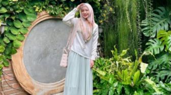 7 Rekomendasi OOTD Rok Plisket untuk Lebaran, Simpel dan Elegan