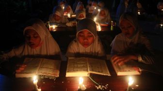 Khusyuknya Santri di Solo Membaca Alquran di Bawah Temaram Sentir dan Lilin dalam Menyambut Malam Lailatul Qadar