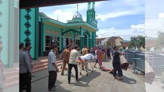 Warga Terkejut saat Coba Bangunkan Seorang Kakek yang Terlihat seperti Sedang Tertidur di Masjid Baitul Muminin