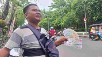 Jasa Penukaran Uang Jalanan Bermunculan, Uang Pecahan Ini Dominan Dicari
