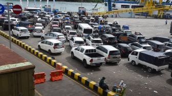 Sejumlah kendaraan pribadi yang akan menyeberang ke Pulau Sumatera antre di Dermaga III Pelabuhan Merak, Cilegon, Banten, Selasa (26/4/2022). ANTARA FOTO/Asep Fathulrahman