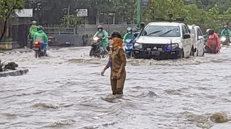 Camat Samarinda Kota Turun Ke Wilayah Banjir di Jalan Basuki Rahmat, Ngaku Terkejut Lihat Tinggi Air